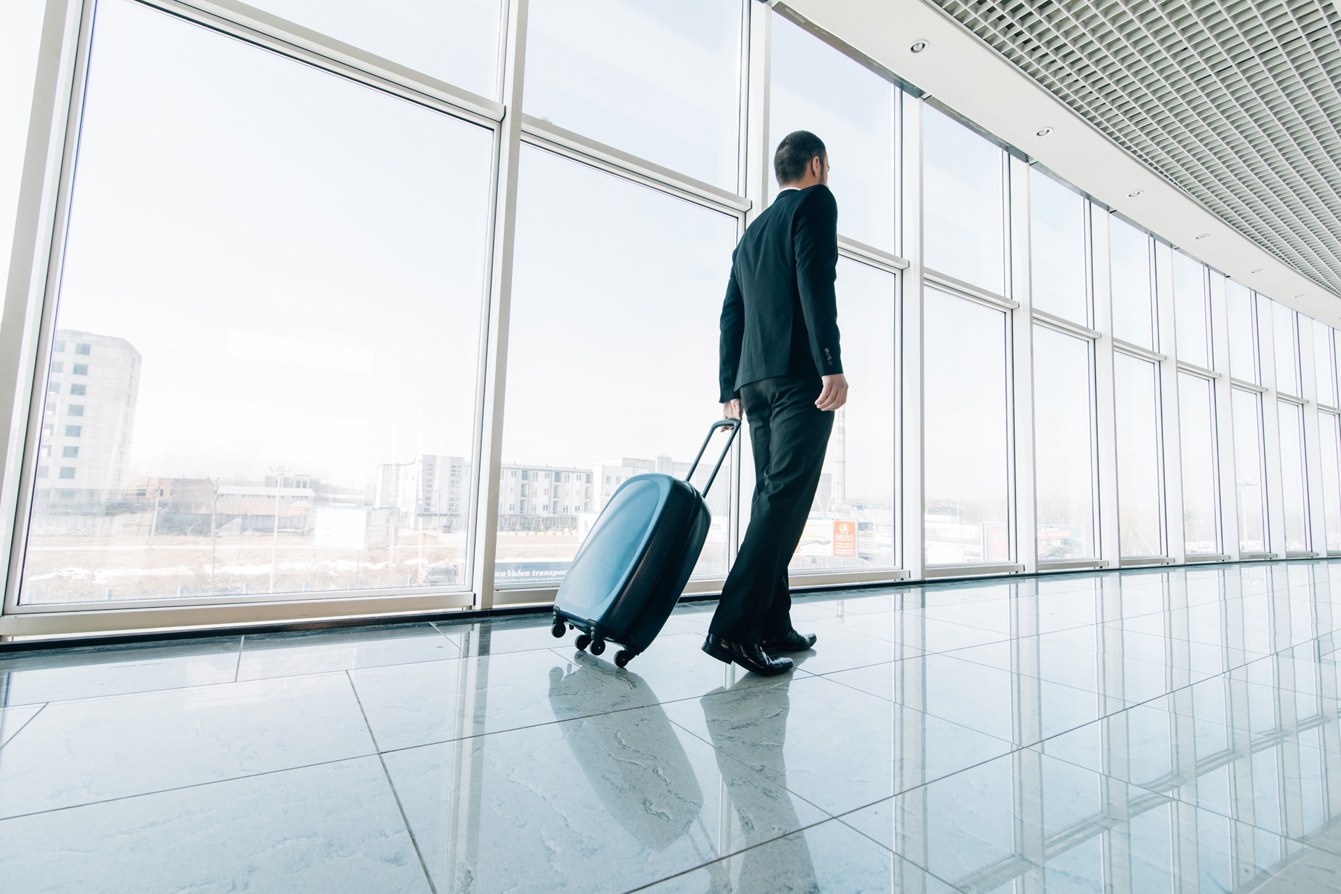 Mann mit Rollkoffer im Terminal | Transfer Antalya Side