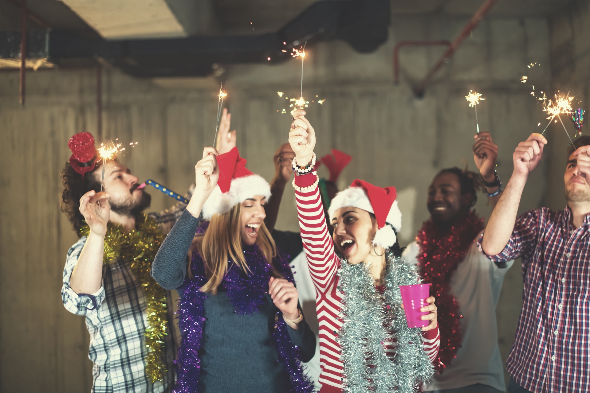 Mitarbeiter tanzen ausgelassen bei Weihnachtsfeier mit Musik | Zauberer Firmenfeier